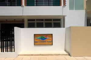 un panneau sur un mur devant un bâtiment dans l'établissement Sea Cocoon Hotel, à El Nido