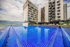 Bazén v ubytování Quinter Central Nha Trang nebo v jeho okolí