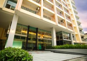 فندق غولدن بيرل في بانكوك: اطلالة خارجية على مبنى شبابيكه كبيرة