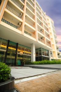 ein großes Gebäude mit vielen Fenstern in der Unterkunft Golden Pearl Hotel in Bangkok