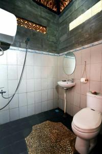 La salle de bains est pourvue de toilettes et d'un lavabo. dans l'établissement Pondok Bamboo Sendangsari, à Wonosobo