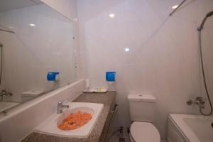 Bilik mandi di Panorama Hotel