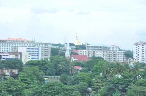 een stad met bomen en gebouwen op de achtergrond bij Panorama Hotel in Yangon