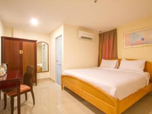 Säng eller sängar i ett rum på Lotus Hotel Masjid India