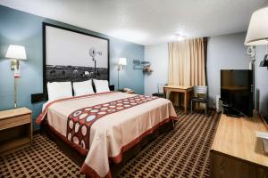 una camera con letto e TV a schermo piatto di Super 8 by Wyndham Elk City a Elk City