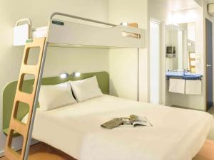 Ein Bett oder Betten in einem Zimmer der Unterkunft Ibis budget Wien Sankt Marx