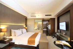 Ліжко або ліжка в номері Swiss-Belhotel Cirebon