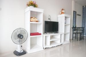 TV a/nebo společenská místnost v ubytování Ingkho Khao Kho อิงค้อ เขาค้อ