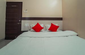 Postel nebo postele na pokoji v ubytování Hotel Aashish Deluxe Pet Friendly