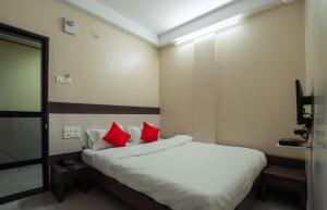 A bed or beds in a room at Hotel Aashish Deluxe Pet Friendly