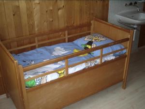 Cette chambre comprend un lit superposé en bois avec un lavabo. dans l'établissement Ferienhaus Gubel, à Alt Sankt Johann