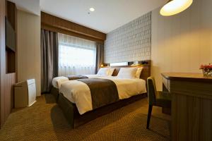 Postel nebo postele na pokoji v ubytování Sendai Kokusai Hotel