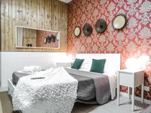 ein Schlafzimmer mit einem Bett und zwei Spiegeln an der Wand in der Unterkunft Magic Double in Rom
