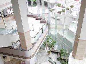 uma vista superior de uma escada num edifício com plantas em Sendai Kokusai Hotel em Sendai