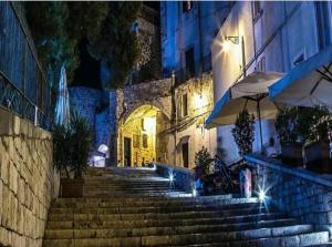 a set of stairs leading up to a building at night at Il rifugio del conte in Conversano