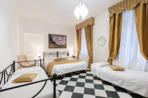 A bed or beds in a room at Hotel Agli Artisti