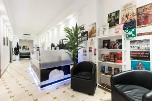 een wachtkamer met een stoel en een salon bij Hotel Agli Artisti in Venetië