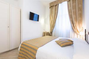 A bed or beds in a room at Hotel Agli Artisti