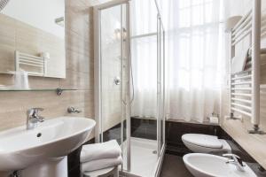 A bathroom at Hotel Agli Artisti Még 32 kép