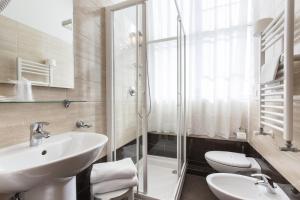 a bathroom with a sink, toilet and bathtub at Hotel Agli Artisti in Venice