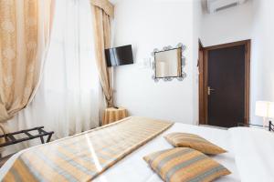 A bed or beds in a room at Hotel Agli Artisti