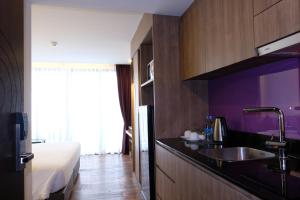 Kuchyň nebo kuchyňský kout v ubytování The Beach Heights Resort SHA Plus