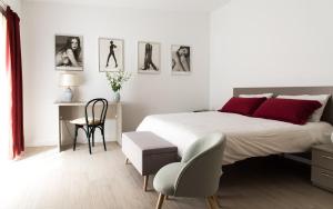 une chambre blanche avec un lit, une table et des chaises dans l'établissement Borgo Fratta Holiday Houses, à Umbertide