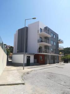 a building on a street with a street light at Casa de Férias Sesimbra in Sesimbra
