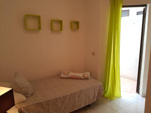 Llit o llits en una habitació de Alquilaencanarias-Medano Colon Center, near the beach
