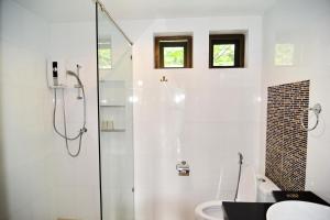 Ett badrum på Arthaya Villas - SHA Extra Plus