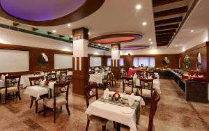Restaurace v ubytování Keshav Clarks Inn Gadag + 20 fotografií