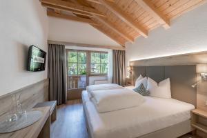 a hotel room with a bed and a television at Appartement Cristallo in Sölden