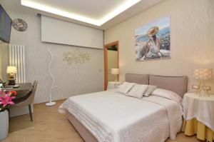En eller flere senge i et værelse på Caserta Deluxe
