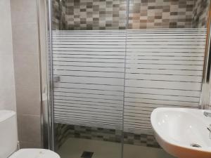 A bathroom at Labella María