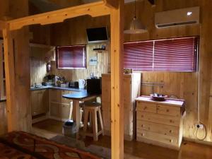 una cocina con mesa en una cabaña de madera en Yorkdale Cabin, en Sabie