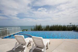 Bazén v ubytování Grand Beach CondoB36 by malai nebo v jeho okolí