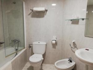 A bathroom at Labella María
