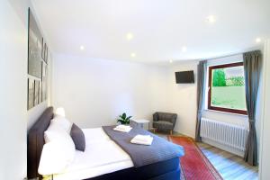 a bedroom with a bed and a window at Ferienwohnung Roxana - am Bodensee in Friedrichshafen