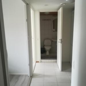 pusty korytarz z toaletą w łazience w obiekcie Apartment Oulu station w mieście Oulu