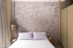A bed or beds in a room at B&B Dei Poeti
