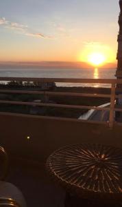 タベルネス・デ・ラ・バルディグナにあるRetiro Playa y Spaの夕日の景色を望むバルコニー(テーブル付)