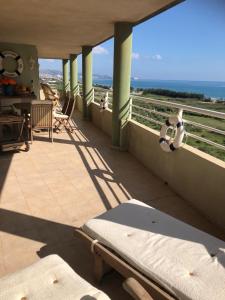 een balkon met uitzicht op de oceaan en de vogels bij Retiro Playa y Spa in Tavernes de la Valldigna
