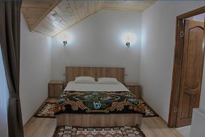 Giường trong phòng chung tại Maramures Landscape