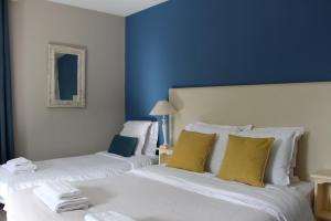 Postel nebo postele na pokoji v ubytování Hôtel Au Grand Duquesne
