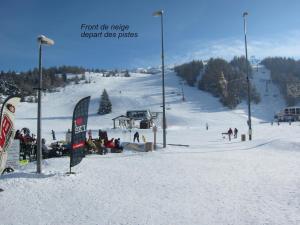 ラ・ジュー・デュ・ルーにあるRésidence les monts du soleilの雪面スキー場群