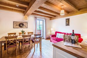 a kitchen and dining room with a table and chairs at Sprechenstein in Vipiteno