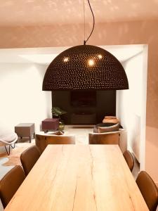 Un comedor con mesa y sillas de madera. en LivingTheMoment, en Gante