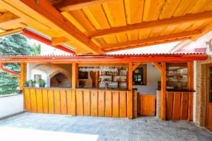 - une terrasse en bois avec un bar dans un bâtiment dans l'établissement Penzión Turista, à Banská Štiavnica