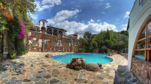 a house with a swimming pool in a yard at Posada de la Mision, Hotel Museo y Jardin in Taxco de Alarcón