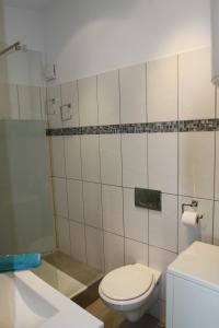 Un baño blanco con inodoro y lavabo. en La Terrasse du Pecheur, en Marsella